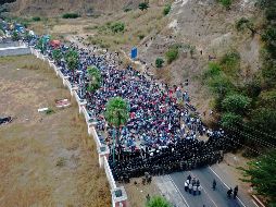 Los hondureños forman parte de una caravana migrante conformada por más de nueve mil compatriotas. EFE / E. Biba