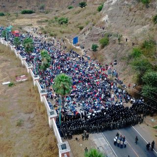 Caravana migrante es reprendida con violencia por policías en Guatemala