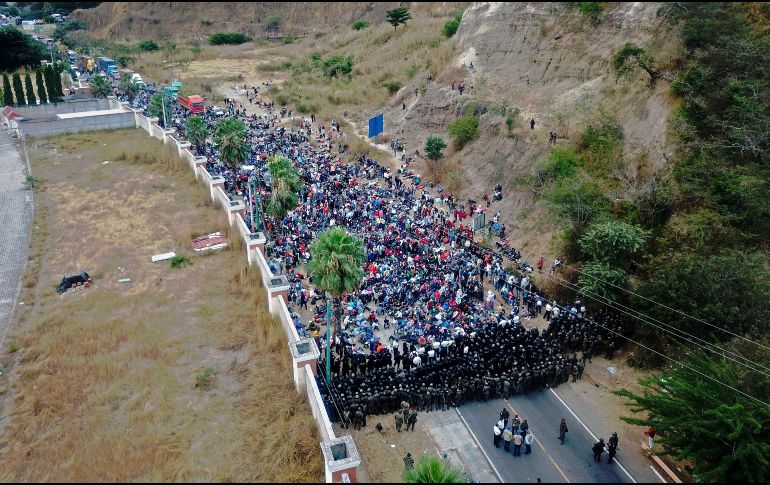 Los hondureños forman parte de una caravana migrante conformada por más de nueve mil compatriotas. EFE / E. Biba