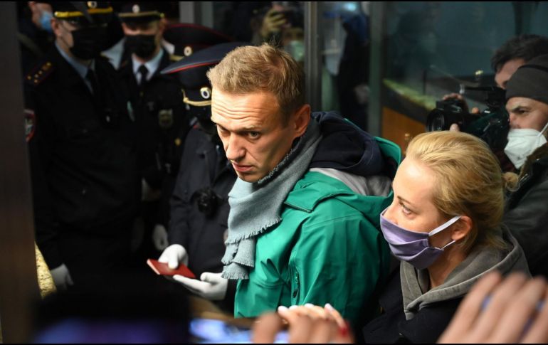 Navalni con su esposa Yulia, a la llegada hoy al aeropuerto Sheremetievo de Moscú. AFP/ K. Kudryavtsev