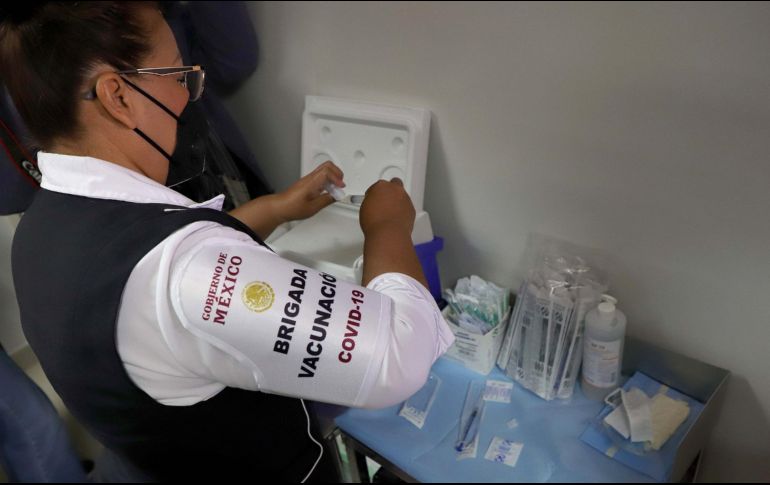 En la primera etapa, México está aplicando las vacunas contra el COVID-19 al personal de salud que trabaja en áreas de atención a ese enfermedad. EFE/ARCHIVO