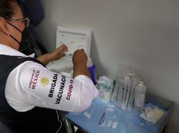 En la primera etapa, México está aplicando las vacunas contra el COVID-19 al personal de salud que trabaja en áreas de atención a ese enfermedad. EFE/ARCHIVO