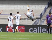 Emanuel Montejano (d), de Pumas, festeja su gol ante Mazatlán hoy, en el Estadio Olímpico de Ciudad Universitaria, en Ciudad de México. EFE/ M. Guzmán