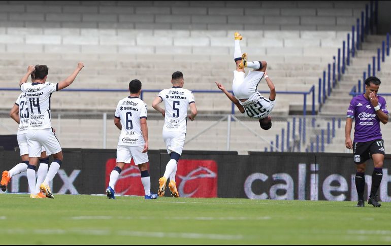 Emanuel Montejano (d), de Pumas, festeja su gol ante Mazatlán hoy, en el Estadio Olímpico de Ciudad Universitaria, en Ciudad de México. EFE/ M. Guzmán