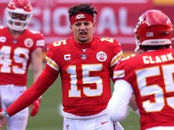 Patrick Mahomes tuvo que abandonar el encuentro en el tercer cuarto por un duro golpe del linebacker Mack Wilson. AFP / J. Square