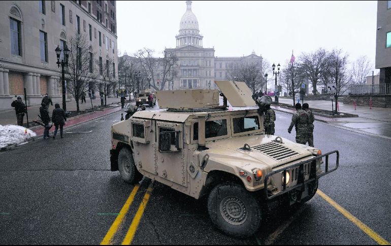 GUARDIA NACIONAL. Militares y reservistas cuidan los edificios legislativos de las capitales estadounidenses. AP