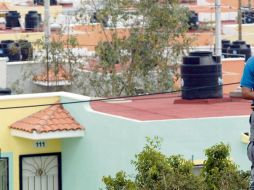 EMBARGOS. El mes pasado,  vecinos de Santa Fe  en  Tlajomulco denunciaron que los estaban desalojando de sus viviendas por no pagar al Infonavit.
