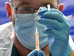 AMLO explica que el personal de Salud al cual ya se le aplicó la primera dosis de la vacuna tienen garantizada la segunda aplicación; podrían ser tres semanas las que Pfizer disminuya la entrega de vacunas. AFP / G. Kirk