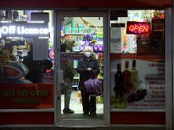 El continente americano suma 41 millones de casos, Europa rebasa los 30 millones, y el sur de Asia los 12 millones. AFP / O. Scarff