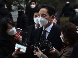 Lee Jae-yong se negó a responder a las preguntas de los periodistas cuando llegó hoy al tribunal en Seúl, Corea el Sur. EFE/EPA/Kim Chul-Soo