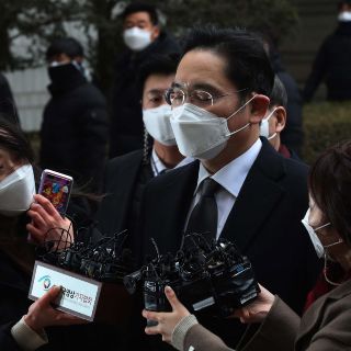 Samsung: Condenan a heredero a dos años y medio de cárcel