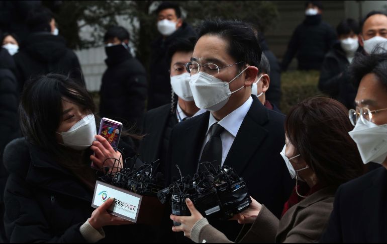 Lee Jae-yong se negó a responder a las preguntas de los periodistas cuando llegó hoy al tribunal en Seúl, Corea el Sur. EFE/EPA/Kim Chul-Soo