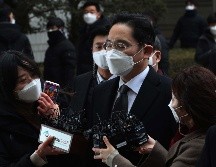 Lee Jae-yong se negó a responder a las preguntas de los periodistas cuando llegó hoy al tribunal en Seúl, Corea el Sur. EFE/EPA/Kim Chul-Soo