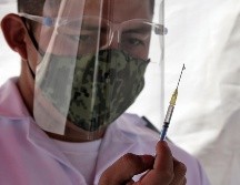 A este grupo de 18 a 29 años se aplicará la primera dosis de la vacuna Sinovac. AFP/ARCHIVO