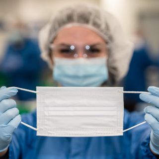 COVID-19: el virus daña más a los pulmones que el cigarro, según experta