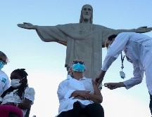 Una enfermera y una anciana de 80 años reciben hoy la vacuna en un acto simbólico a los pies del Cristo Redentor en Río de Janeiro, Brasil. EFE/F. Motta