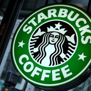 Multan a cafetería por dibujar unos ''ojos rasgados'' en un vaso