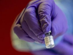 Hugo López-Gatell informa que analizarán la evidencia científica sobre la aplicación del refuerzo de la vacuna de Pfizer contra COVID-19 hasta 45 días después de la primera dosis. AFP / H. Kaghat