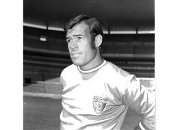 Peña Velasco jugaba como defensa central, inició su carrera en el Oro, para después pasar por Cruz Azul, donde ganó el tricampeonato, Monterrey y el Laguna con el que se retiró en 1978. EL INFORMADOR / ARCHIVO