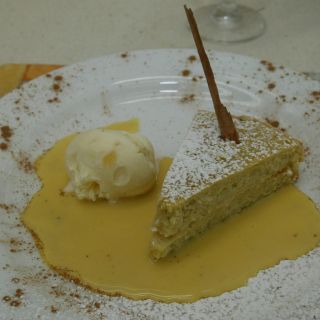 COVID-19: Detienen a joven por organizar fiesta y la obligan a posar con pastel