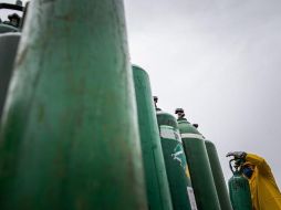 El sujeto escapó a bordo de un vehículo tipo Focus de color blanco tras hurtar los tanques. EFE/R. Alves