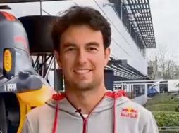 EMOCIONADO. Sergio Pérez no pudo ocultar su satisfacción por enfundarse ya en los colores de su nueva escudería dentro del Gran Circo. TWITTER/@redbullracing