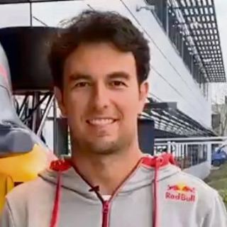 F1: "Checo" se mide el traje de Red Bull