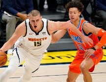 Completamente afeitado y con un nuevo corte de cabello, Jokic repartió seis asistencias antes de irse a sentar a la banca junto al resto de los titulares en el cuarto periodo. AP