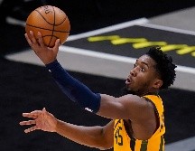 ENCENDIDO. Donovan Mitchell encestó 4 triples en la victoria del Jazz. AP