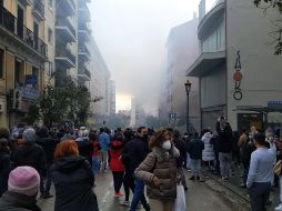 La explosión, cuyas causas se desconocen, afectó completamente a la fachada de un edificio residencial en la calle de Toledo, en el distrito de La Latina. EFE / J. Threadgould