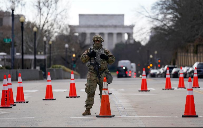 Un miembro de la Guardia Nacional permanece en un camino que lleva al edificio de la Corte Suprema de los Estados Unidos. AP / G. Herbert