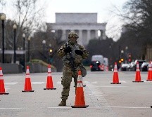 Un miembro de la Guardia Nacional permanece en un camino que lleva al edificio de la Corte Suprema de los Estados Unidos. AP / G. Herbert