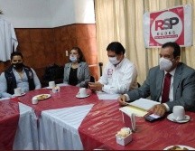 El presidente estatal de RSP, Juan Manuel Hermosillo Covarrubias, da la bienvenida al legislador. ESPECIAL