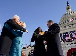 El presidente Joe Biden besa a su mujer Jill, junto a sus hijos Hunter y Ashley, durante la ceremonia de investidura presidencial. AP / A. Harnik