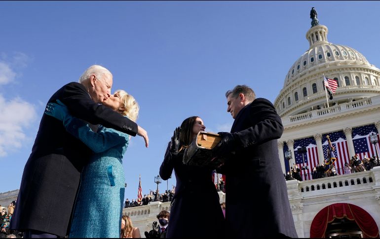 El presidente Joe Biden besa a su mujer Jill, junto a sus hijos Hunter y Ashley, durante la ceremonia de investidura presidencial. AP / A. Harnik