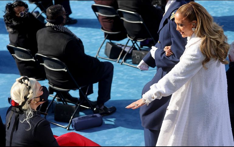 Jennifer López saluda a Lady Gaga. AP / J. Ernst