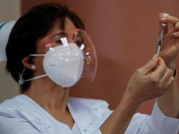 Una enfermera prepara una dosis de la vacuna Pfizer/BioNTech contra el COVID-19 en el Hospital Santo Tomás, en ciudad de Panamá. EFE/B. Velasco