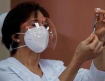 Una enfermera prepara una dosis de la vacuna Pfizer/BioNTech contra el COVID-19 en el Hospital Santo Tomás, en ciudad de Panamá. EFE/B. Velasco