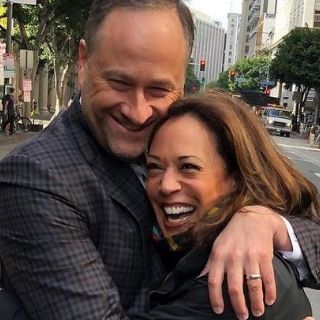"Fue adorable": Kamala Harris sobre cómo la cautivó su esposo Doug Emhoff