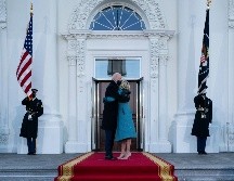 Joe Biden abraza a su esposa Jill a su llegada a la Casa Blanca en Washington, DC. AP/A. Brandon