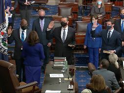 Los nuevos senadores Raphael Warnock, Alex Padilla y Jon Ossoff toman juramento ante la vicepresidenta Kamala Harris. AP/Senate Television