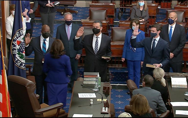 Los nuevos senadores Raphael Warnock, Alex Padilla y Jon Ossoff toman juramento ante la vicepresidenta Kamala Harris. AP/Senate Television