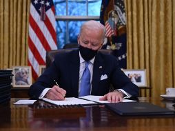 El presidente Joe Biden firmó una serie de órdenes ejecutivas desde la Oficina Oval de la Casa Blanca. AFP/J. Watson