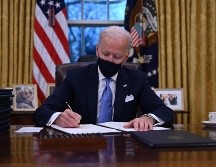 El presidente Joe Biden firmó una serie de órdenes ejecutivas desde la Oficina Oval de la Casa Blanca. AFP/J. Watson