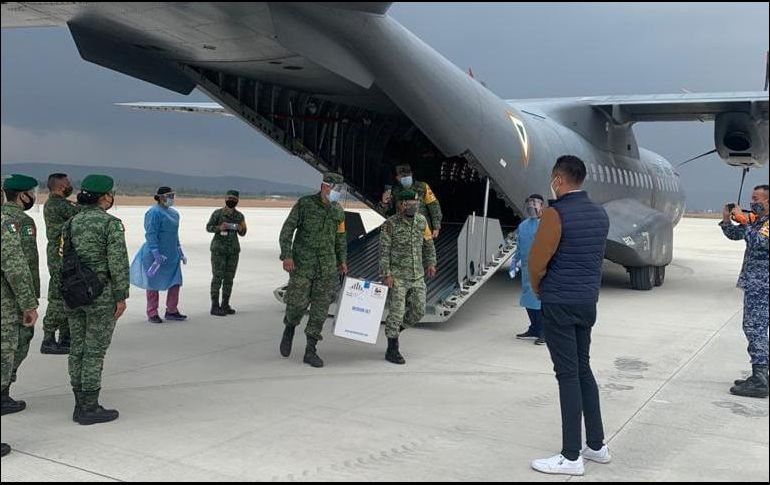 Las vacunas son recibidas por el Secretario de Salud, Fernando Petersen Aranguren en la Base Aérea Militar de Zapopan. ESPECIAL/ Secretaría de Salud