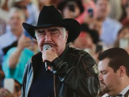 Circula video de Vicente Fernández tocando el seno a una fan
