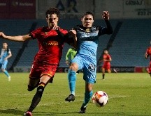 TRABADO. El cotejo se convirtió ríspido, entradas fuertes pero al balón y muy cortado el juego con faltas. IMAGO7