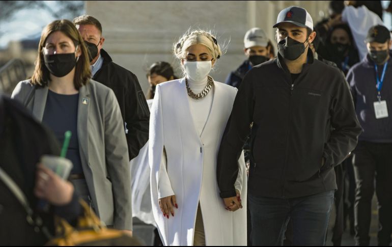 ELEGANCIA. Lady Gaga llegó el martes a Washington luciendo un vestido blanco con capa de la casa Givenchy.