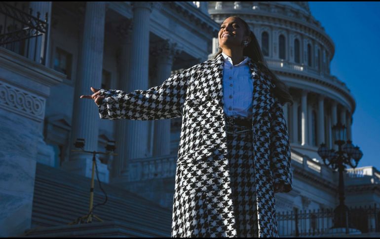 VIDA DE CUADRITOS. Previo a la ceremonia, J.Lo lució un conjunto de Chanel de la colección Otoño 2019 en el exterior del Capitolio.