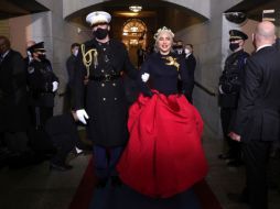 ESPECTACULAR. Lady Gaga se presentó en la toma de posesión de Joe Biden con un vestido diseñado por Daniel Roseberry, director de la firma Schiaparelli. Consistió en una chaqueta entallada en cachemir azul marino, acompañado por una falda faille de seda roja de gran volumen. Destacó un broche en forma de paloma dorada cerca de su hombro, que más de algún travieso confundió con el logo de “Los Juegos del Hambre”. EFE